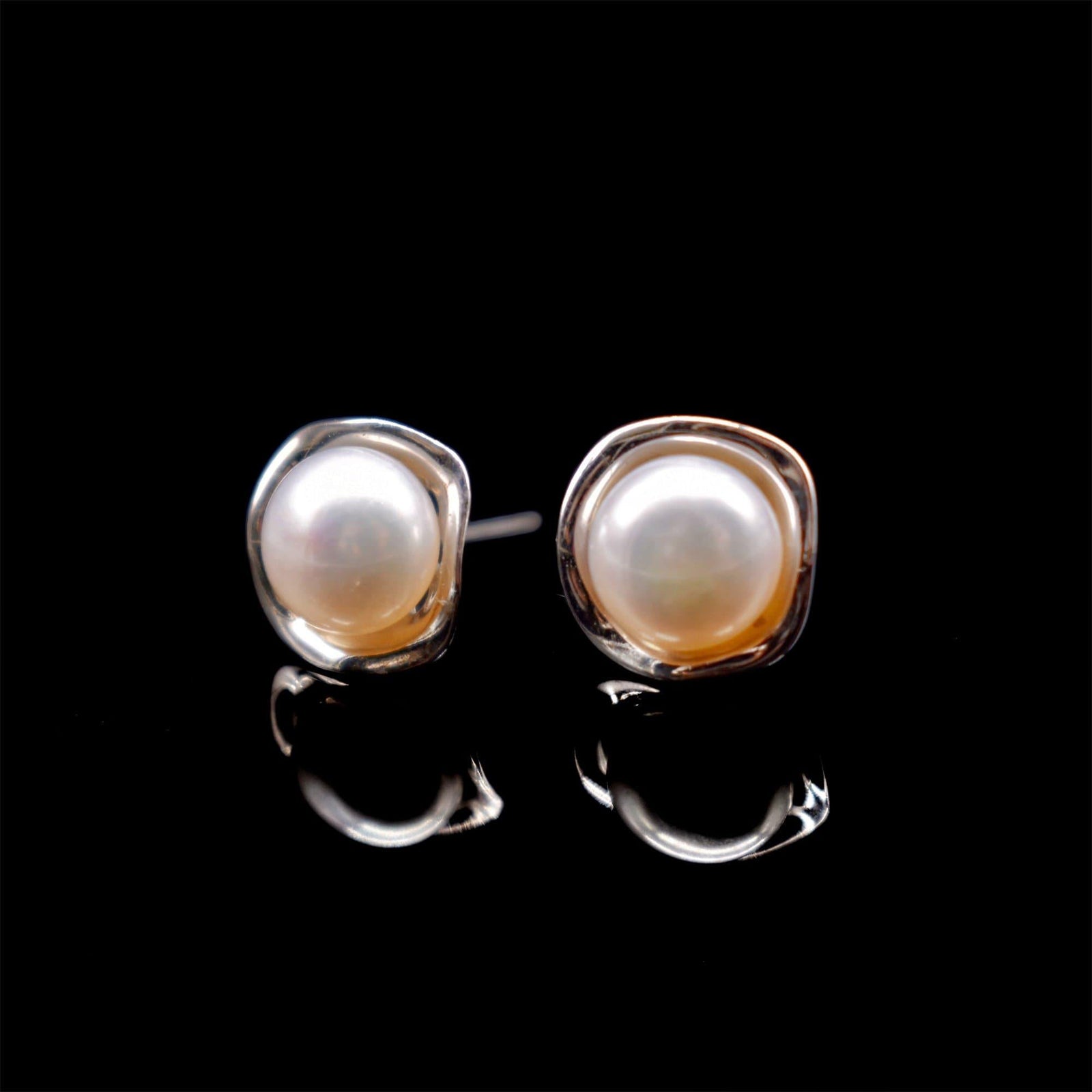 Freshwater Pearl Stud Earrings - Ivory - Akuna Pearls